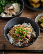 japanese_kitchen.ミニ牛丼とお酒家族全員のんべえの我が家。子どもの頃から食事で丼ものが出ることはほとんどなかった😳でも丼じゃない、小さめサイズで出る牛丼ってお酒呑んでても…のInstagram画像