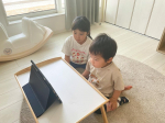 .最近ハマっている英語😊英語の教材とかってたくさんあるけど、どれがいいのかなって悩むんだよね。うちはパパがどうしても英語やらせたいみたいで…ベビーパークの英語育児講座なら、英語を生活の中…のInstagram画像