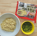 .キンレイカドヤ食堂つけそばをお試しさせていただきました🥢⭐️もっちりとした麺は300gで北海道産小麦「春よ恋」100u0025使用です💡麺は電子レンジであたためて水で締め、スープは…のInstagram画像