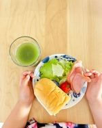 スクスクのっぽくんの野菜と乳酸菌のちからたっぷり！こどもフルーツ青汁の緑をお試しはじめて二週間( ˊ̱˂˃ˋ̱ )毎日、欠かさず朝ご飯か、おやつタイムに自分で作り飲むようになった末っ子さん…のInstagram画像