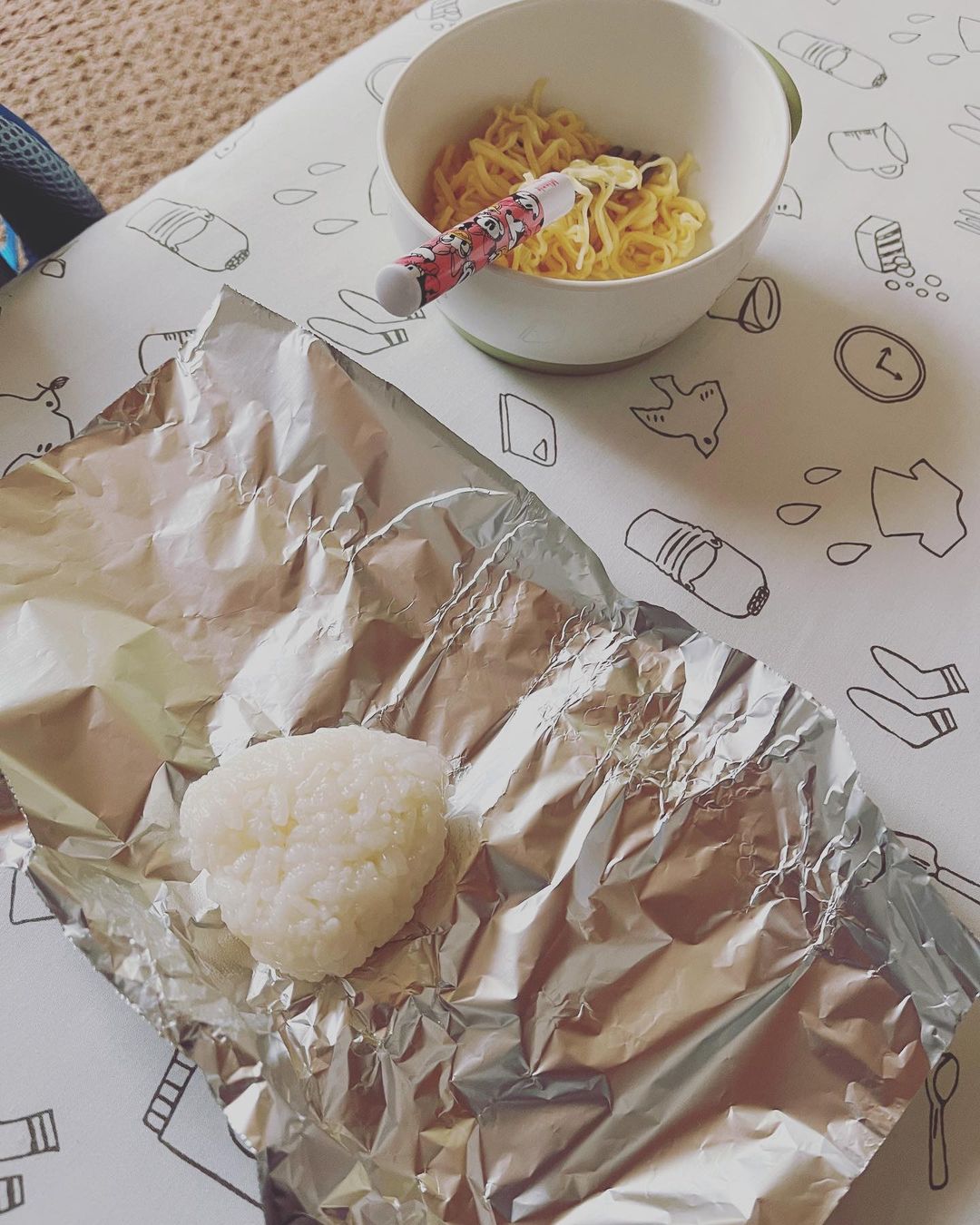 口コミ投稿：、偏食気味な娘ちゃん！！塩むすびを作ったらアイロン台を机代わりにしてパクパク遠…