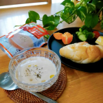 🥄食欲が落ちがちなむし暑い日の朝食に冷たいスープ✨北海道産たまねぎを使った冷たいクリームスープは、なめらかで本格的な冷製スープ🧅冷蔵庫でよく冷やして、オリーブオイルとパセリをちらしてみまし…のInstagram画像