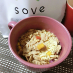 【SOVE シリアル】蒸し暑くなりましたね～🌞台所に立つ気力もないよ😔お腹すいたよ～～😭でもストックしてあったのは、インスタントカップラーメン1個。しかもミニサイズ😒緊急空腹訴える胃袋…のInstagram画像