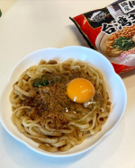 麺屋はなび、大学時代にハマってよく行ってた台湾まぜそば。卒業してからは1度も行けてなかったけど冷凍のものが発売されたとのことで！😍育児中で冷食やらお弁当に頼りきりで、電子レンジで温めるだけ！って…のInstagram画像