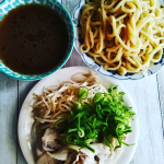 冷凍食品なのに麺が、めっちゃ美味しい!つけダレも最高でした✨しゃぶしゃぶやチキンサラダを具材に食べるのがおすすめです。#キンレイ#キンレイのある食卓#冷凍食品#冷凍つけ麺#カドヤ食堂#つけそば#ズボラ…のInstagram画像