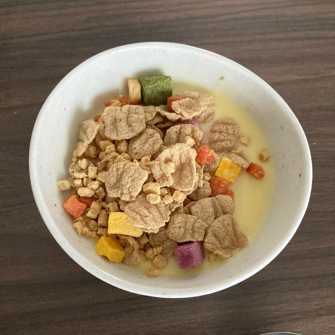 口コミ投稿：最近の朝ごはん。　一見普通のシリアルだけど、栄養素のこだわりがすごい😊　タンパク…
