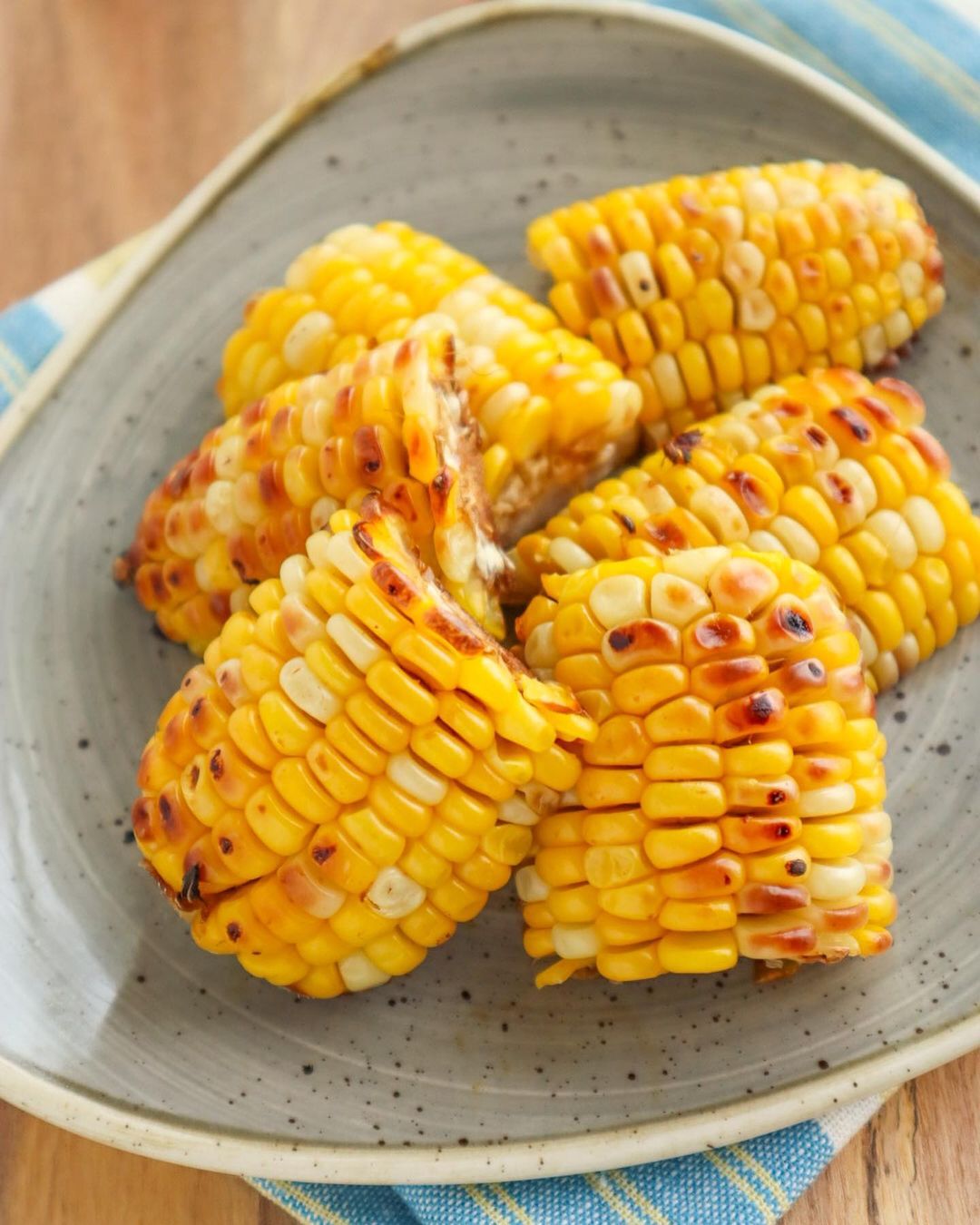 口コミ投稿：。🌽焼きとうもろこしレンジでチンした#とうもろこし を切ってしょうゆ＆みりんを塗っ…