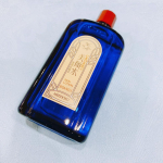 『明色美顔水 薬用化粧水』を試してみました！日本製で、アクネ菌を殺菌し過剰な皮脂をコントロールしてくれる化粧水です。130年以上愛され続ける美顔シリーズ。レトロな青い瓶がかわいいです。…のInstagram画像