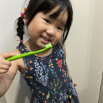 🦷✨🇨🇭スイス生まれの歯ブラシu0040curaproxjapan#クラプロックス キッズ子ども歯ブラシ(4歳～12歳)・カラフルでかわいらしく、しっかり磨けるので、4歳の娘が「歯がツル…のInstagram画像