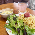 梅たっぷりうめこんぶ茶を使って、うめこんぶ茶サラダパスタ🥗胡麻ドレッシングをかけたサラダをうめこんぶ茶で味付けしたパスタを絡めながらいただきました✨合わせた飲み物は、冷たいうめこんぶ茶♪…のInstagram画像