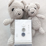 🧸u0040kwgc_inc　糸ボタン・1本の糸で編み上げられている12mmの糸ボタン。3色のボタンに合わせた糸もセットになっていました。・娘と息子のお気に入り、手編みのクマちゃん親子につけ…のInstagram画像