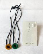 【糸ボタン】とっても可愛いので、そのままゴムを通してヘアゴムにしてみました。 ２つ結びで、右と左の色を違う物にしても可愛い！子どもも気に入ってたので、全色揃えたくなりました。全部で8色今回&hellip;のInstagram画像