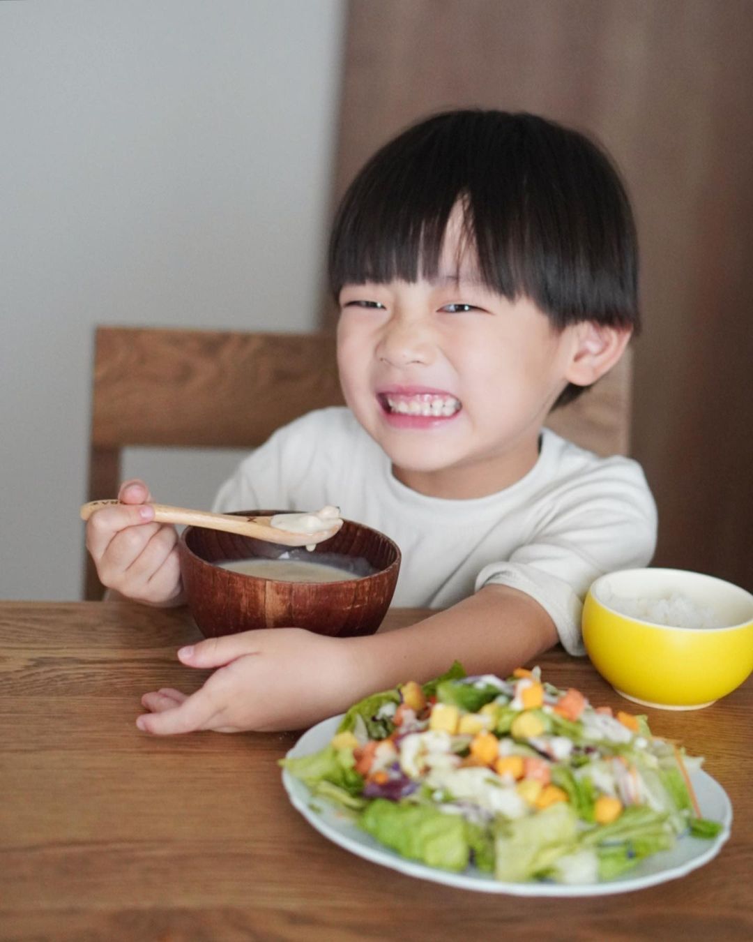 口コミ投稿：⁡⁡一緒にサラダを盛り付け🥗🧡おいしーって野菜とスープもりもり食べてた🍴 ̖́-⁡⁡〝野菜…