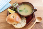 。🥯スープとパンお昼ごはんは#スープとパン ♫..パンは#テトラコンタ のいちじくベーグル。もっちり生地にぷちぷちの#いちじく が美味しい😋..スープはJITANPAKU の#…のInstagram画像
