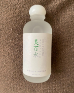 kaori4224化粧水です。へちま水のみです。超シンプル笑ジャバジャバなテクスチャです。香りはやっぱりへちまなので、草の匂いです。別に臭くはないけどやっぱ良い香りの方がアガるよね。あと…のInstagram画像