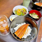 Eel bowl for dinner😋🍚お日柄が鰻なので、本日のディナーは鰻丼😋🍚鰻は湯せんするやつ😏タレ・山椒も付いていて至れり尽くせりでした🙌この鰻は生活クラブでオーダーしていてくれ…のInstagram画像