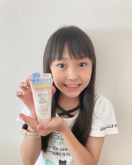 マザーアンドドーター・UVボディ＆フェイスジェルN SPF50 PA++++試してみましたっ😉💓美意識が高い9歳の娘✨毎日日焼け止めは必須です！ジェルなのに肌の上で水のように変化して、白…のInstagram画像