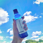 こんにちは✨キラ子です🌱さて先日ご紹介した、ブルーの瓶が素敵な化粧水⭐️見て！青空と撮るとすっごい映える！！水色綺麗🥹✨そんな化粧水は・・・ネオナチュラル（ u0040neo_na…のInstagram画像