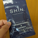 hinatoakira夫が、「男性のために作られたビタミン！SHIN.メガビタミン＆エナジー サプリメント」を続けています。これまでより朝疲れが残っていない気がすると言っているので効果あるのか…のInstagram画像