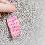 🧶不器用の私が編み物♡キーホルダーを作ってみたよ☺️u0040kwgc_inc 様のポケおりってポケットサイズの織り機を使うと簡単に可愛い編み物が作れちゃうの🥹数種類の糸も同封されて…のInstagram画像
