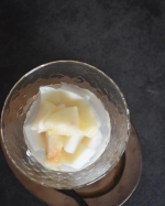 ⁡⁡おやつに、桃の杏仁豆腐を🍑豆乳を使う杏仁豆腐は白崎茶会のレシピ⁡シロップは簡単に、オリゴ糖とお水を1:1にレモン汁を加えてさっぱりと🍋大好きな桃と一緒に盛り付け〜☺️⁡⁡#桃 …のInstagram画像
