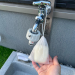 ペリカン石鹸Outdoor soap(アウトドアソープ).お外遊びのお供に最高な手洗い石鹸🎵うちではお庭の水道にぶら下げて使っています！ハーブの香りがスーッとしてとっても良い匂い💕皮脂をし…のInstagram画像