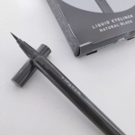 「キングダム リキッドアイライナーR1」こだわりのオリジナル筆で感動の描きやすさを実現した美発色アイライナーです。リニューアルしたこちらのアイライナーの新色の「ナチュラルブラック」を使っていま…のInstagram画像