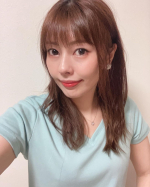 綿１００％フライス素材Ｖネック半袖Ｔシャツ着てみました☺️💓水色とグリーンの中間のような綺麗なカラー🩵見てるだけで涼しい✨繰り返し洗濯しても型崩れしにくく、なめらかな肌ざわりをキープす…のInstagram画像