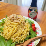 タバスコ®️ブランドグルメパートナースパイシーしょうゆPlus暑い日にちょっとスパイシーなお醤油が嬉しい♪サラダほうれん草とツナのパスタに使ってみました😊味付けはスパイシーしょうゆとツナ…のInstagram画像