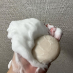 「モイスチャーソープ」こちらは洗顔石鹸のモイスチャーソープです。特徴は洗浄力に優れたホワイトクレイ、うるおいを保つカバノアナタケエキスなどを配合していて、必要な水分は残しつつ汚れだけを落としてく…のInstagram画像