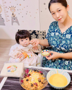 meal with baby👶I also eat a lot of vegetables to gain strength💪💪Apron that is easy to clean up✨✨ベ…のInstagram画像
