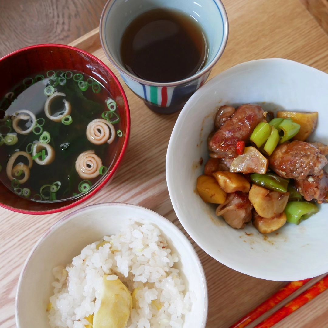 口コミ投稿：栗を楽しむ今日の食卓、栗ご飯と栗入り豚肉とピーマンの炒め物です。栗ご飯には玉露…