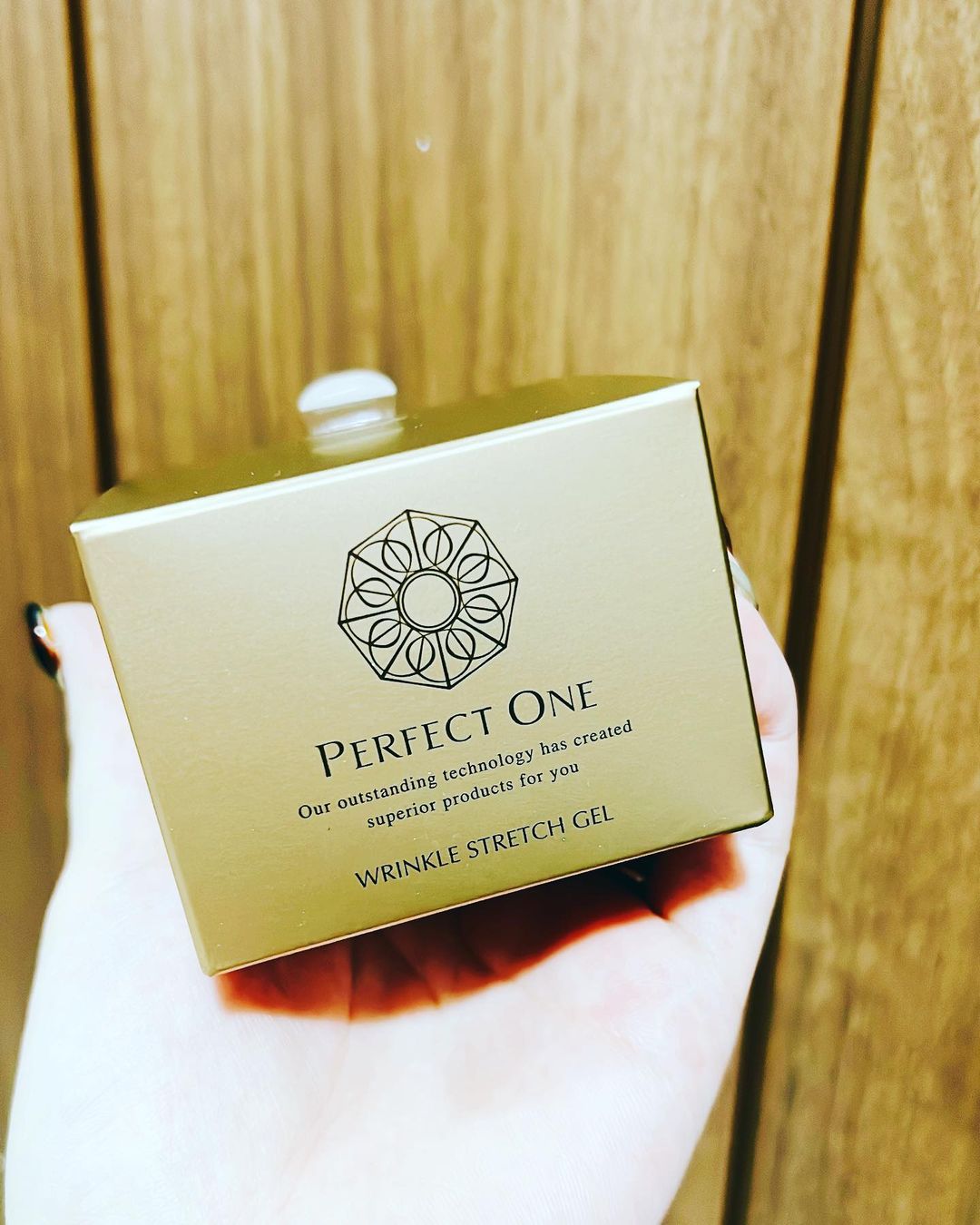 口コミ投稿：パーフェクトワン 薬用リンクルストレッチジェル入れ物から高級感がすごい♡スパチュ…