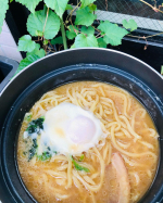 #PR #キンレイ なべやき屋キンレイ様からご提供いただいてお水がいらないシリーズの横浜家系ラーメンを食べてみました。冷凍なのですがラーメンのスープまで冷凍されていています。下がスープ、真ん…のInstagram画像