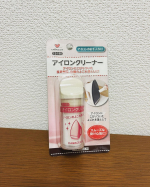 アイロンクリーナーで、アイロンの裏にこべりついた洗濯のりのかすを撃退するぞー！スティックのりみたいな形のクリーナー。アイロンを熱して、裏の汚れが気になる部分にぬりぬり。そしたら塗った部分がすぐ…のInstagram画像