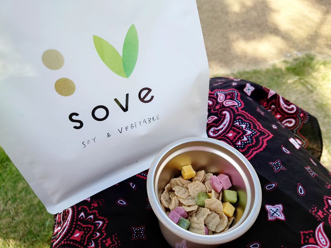 口コミ投稿：ウォーキングをして遠くの公園まで来たので休憩にSOVEシリアルを食べました✨SOVEシリ…
