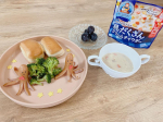 あさごはん🐙＊パン＊ブロッコリーのおかか和え＊タコさんウインナー＊巨峰＊クレアおばさんの具だくさんクリームチャウダーでした👏🏻u0040glico_direct さまの具だくさんシ…のInstagram画像