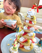 .実家で前日に使った材料持ち帰ってほぼ材料費0の早めのクリスマスパンケーキです😂💓.息子はタワーの上にサンタつけたり、チョコスプレーかけて仕上げてくれました😆❤︎..積むのも一…のInstagram画像