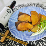 亀甲萬本店限定醤油の『火入れ醤油 亀甲萬』✨国産原料のみで作られたほのかな甘みが特徴のおしょうゆです😊炊き込みごはんや煮物などによく合うとのことで、ぶり大根を作ってみました❣️いつも使って…のInstagram画像