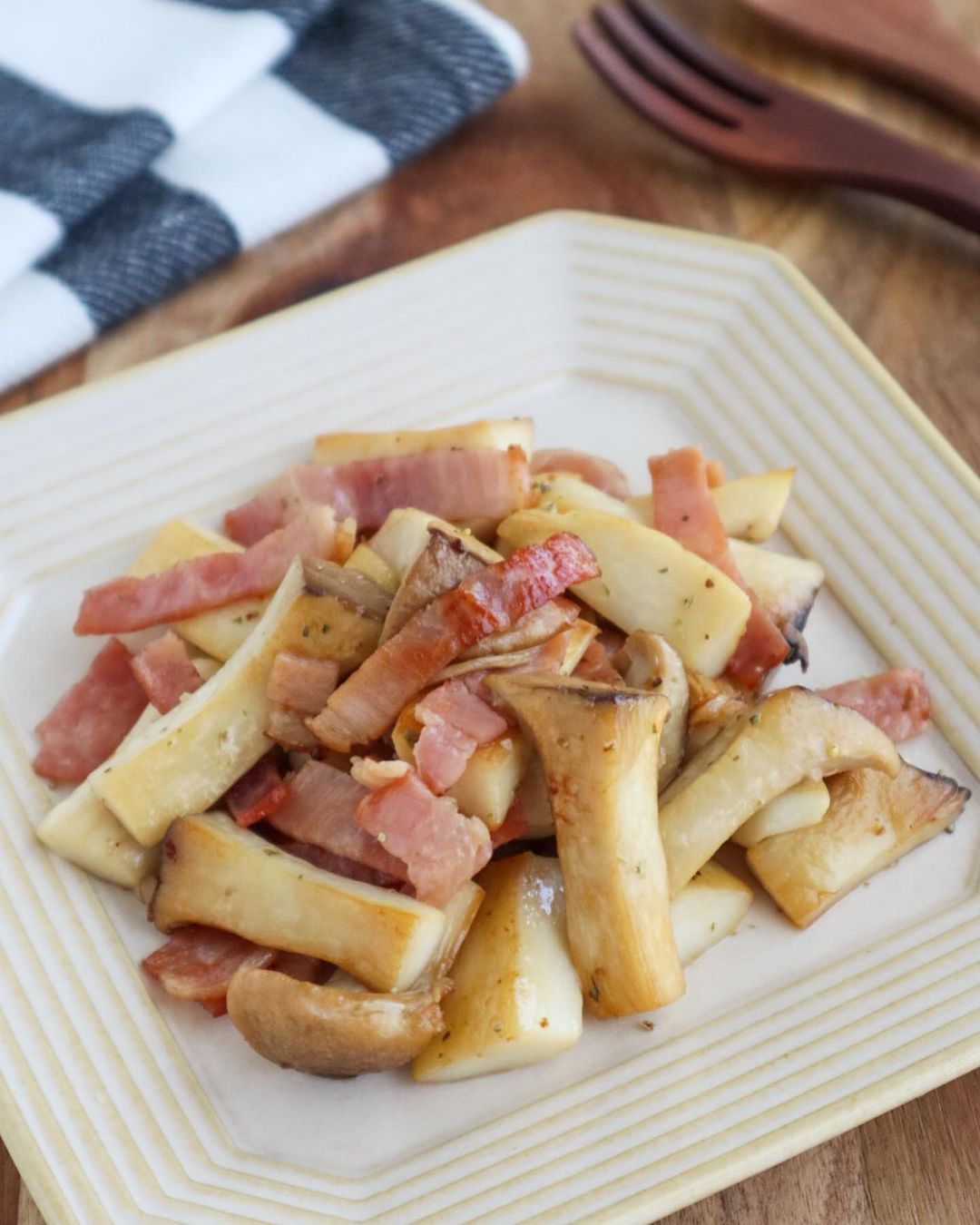 口コミ投稿:。🥓簡単もう一品!ベーコンとエリンギのハーブソルト炒め(2人分)ベーコン(ハーフ…