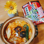 🇰🇷おうちごはん🇰🇷今日のお昼ごはんは、ひとり鍋！キムチ鍋とは全く違って、韓国料理「ヘムルンタン」をイメージした海鮮赤旨しゃぶしゃぶのつゆなんです！とりあえず冷蔵庫みてあるもんで鍋😆豆腐と…のInstagram画像