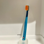 u0040curaproxjapan 様の、天使の歯ブラシCS5460を使っています。今朝届いて早速ランチ後の歯磨きに✨ブラシ部分がふわふわで、歯や歯茎へも優しそう。一般的な歯ブラシと比べて、毛の…のInstagram画像