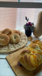 ✎ ̼ 何も予定のない日は朝からパンを焼く日思い付きレシピで作るその日限定のパン今回はバターナッツカボチャを練り込んでみました。 ✎ ̼ ̼ ̼ ̼ ̼ #本日開店#おうちパン…のInstagram画像