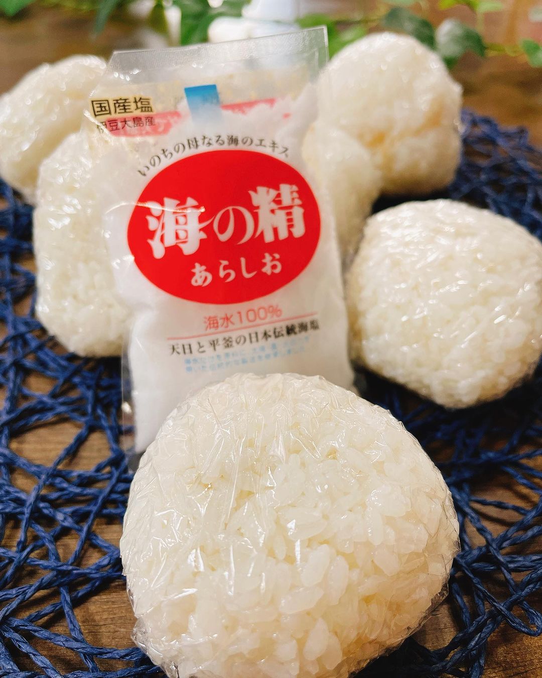 口コミ投稿：おにぎり🍙　塩むすび人気ですよね😊　うん✨やっぱり美味しい😋　#PR #海の精ショップ #…