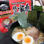・なべやき屋キンレイ 横浜家系ラーメン🍜をいただいて食べてみました😊・　お水がいらないシリーズは、スープ、麺、具の三層構造になっているので、パッケージからだして、冷凍のまま、スープの方を下に…のInstagram画像