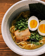 .#ramen 11月22日は「いい夫婦の日」。翌日は祝日だし、夜はこってり家系ラーメンでどうでしょうか。キンレイのラーメンならそのまま鍋に入れるだけ！水の計量すら要らないよ。今回…のInstagram画像