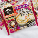 . 今日のお昼ごはん♪「お水がいらない 京風だしのおうどん」を秋の風を感じながらベランダで食べてみました👧🍁　料亭の椀物をイメージして素材や製法にこだわったおだしが自慢の一品✍️うど…のInstagram画像
