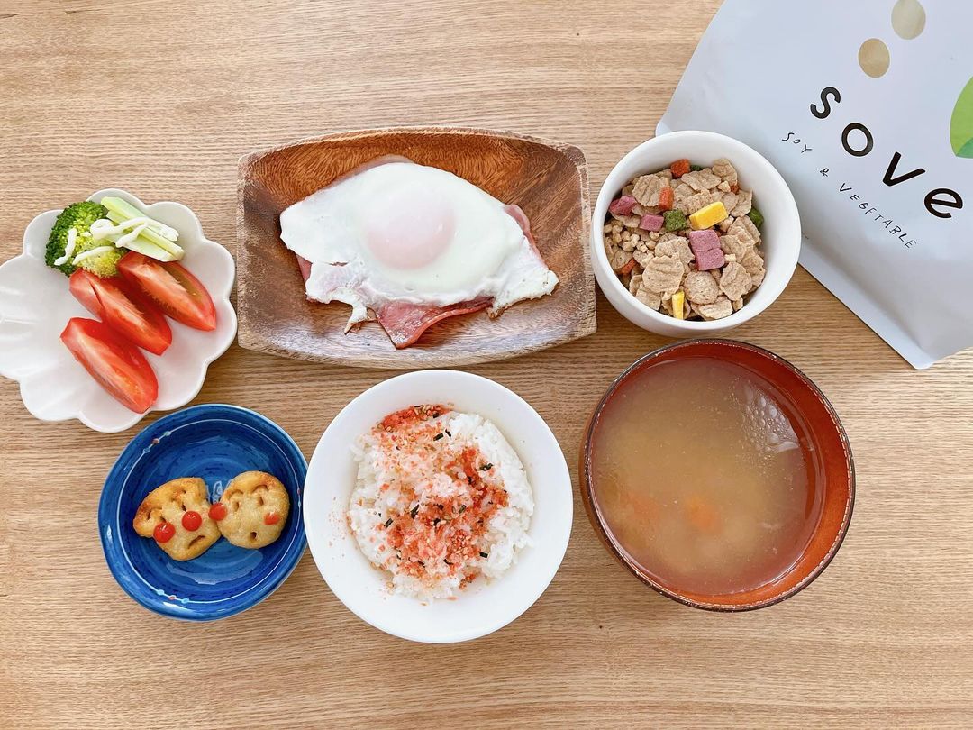 口コミ投稿：朝ごはん🥣．＊ベーコンエッグ ＊ふりかけごはん＊豚汁＊アンパンマンポテト＊トマト…