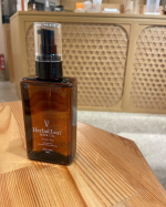 Herbal LeafOganic Hair oilフレッシュティーの香りこのヘアオイルは、ビタミンC誘導体によるキューティクル補修に着目していて、傷んだ髪を集中補修してくれるそう😆ヘ…のInstagram画像