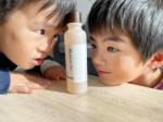 オーガニックモイストローション🧴..子どもたちも頬が乾燥しがちなのでたまに、塗り塗りしてあげてます。風邪で鼻水カピカピほっぺもカピカピな次男は自分で塗り塗り👦👏..オーガニック成分なので子…のInstagram画像